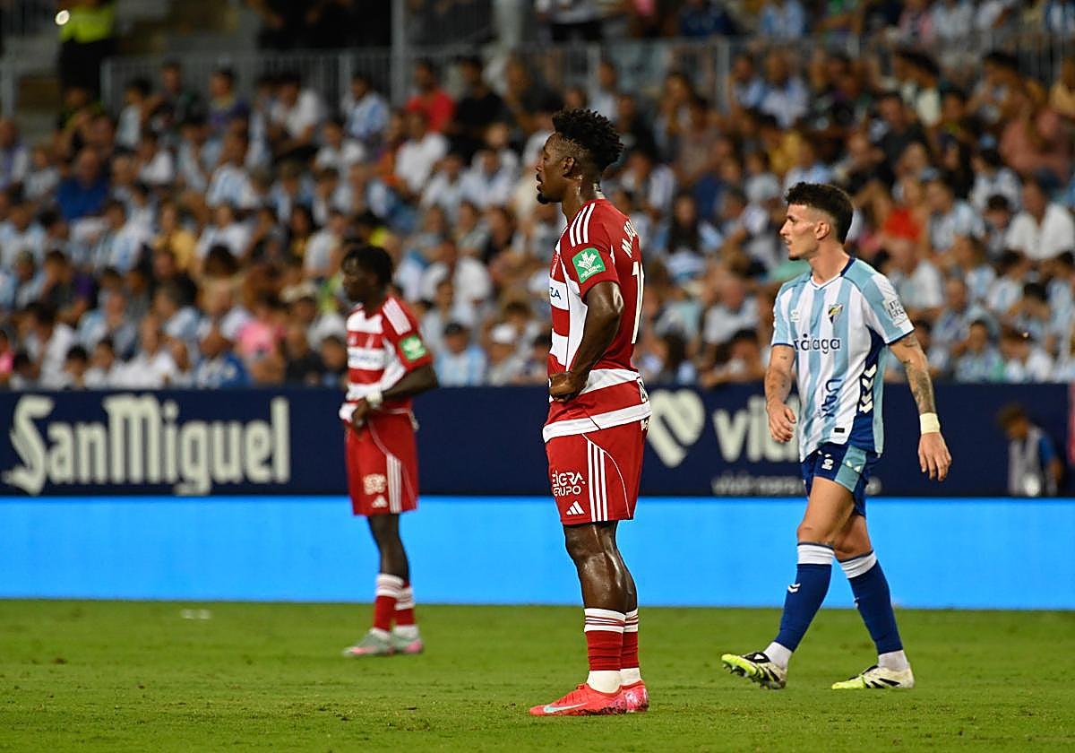 Mohamed Bouldini, durante un parón en el partido del Granada contra el Málaga.