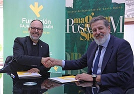 El provicario general de la Diócesis de Jaén, José Antonio Sánchez y el gerente de la Fundación Caja Rural de Jaén, Luis Jesús García-Lomas.