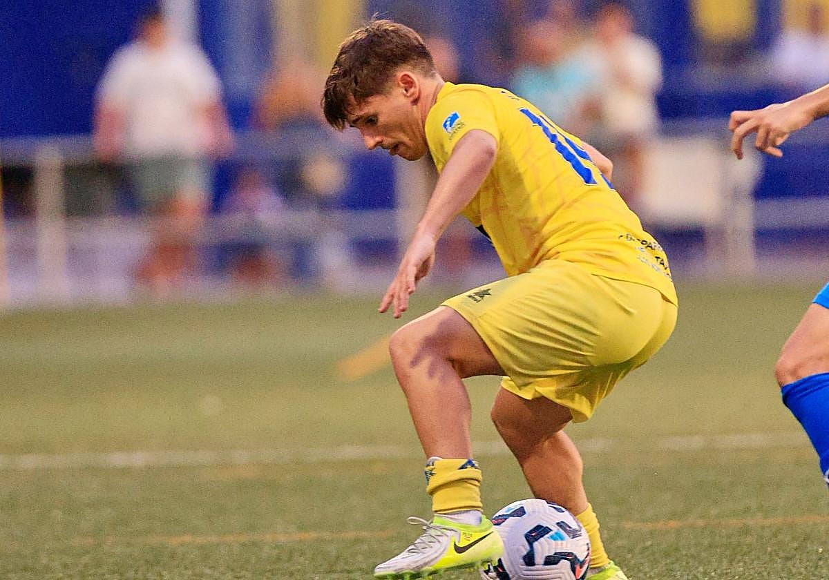Serafín, del Huétor Tájar, en la jugada de su gol.