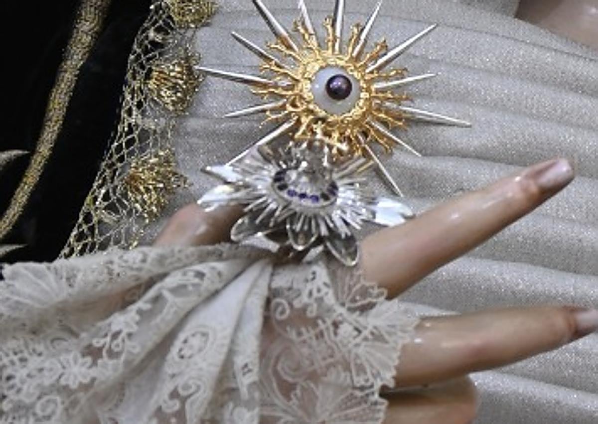 Imagen secundaria 1 - María Santísima del Mayor Dolor ya luce ataviada para sus Cultos