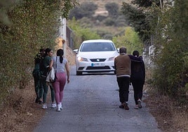 Familiares de la víctima, este miércoles por la tarde.