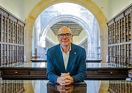El rector de la UGR, Pedro Mercado, en la biblioteca del Hospital Real, sede de la institución académica.