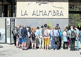 Visitantes a las puertas de la Alhambra.