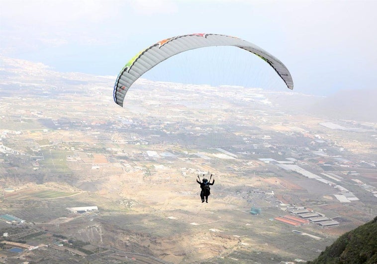 Hallan muerto a un parapentista desaparecido en la sierra de Loja