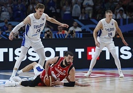 Elias Valtonen, a la derecha, ayuda a Markkanen en la defensa de Shengelia, en el suelo.