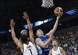 Elias Valtonen entra a canasta en la semifinal contra Alemania.