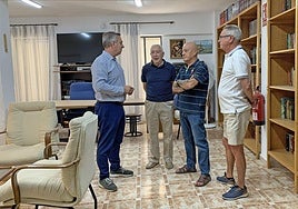 Visita de miembros de la asociación y del concejal a la sede.