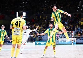 Los jugadores amarillos celebran un tanto en la primera jornada liguera.