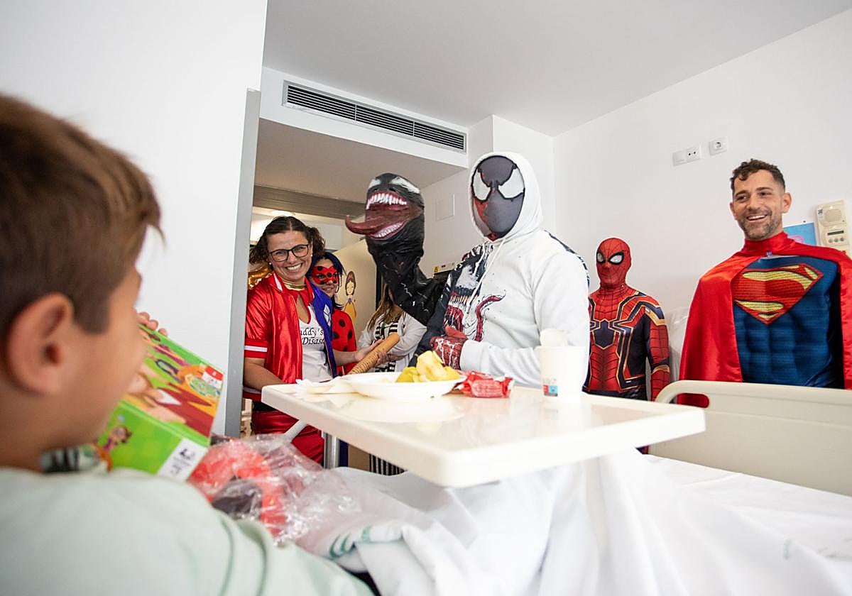 Los superhéroes visitan a los niños hospitalizados en el Clínico San Cecilio de Granada.