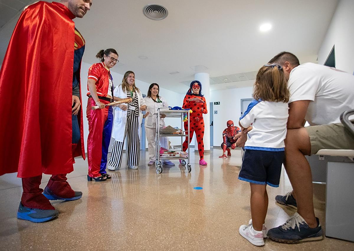 Imagen secundaria 1 - Los superhéroes recorrieron el hospital saludando a los niños.