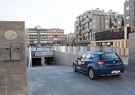 Acceso al aparcamiento de la plaza de la Hípica, situado en la capital granadina.