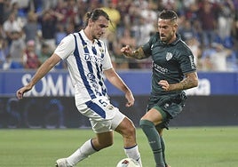 Ignasi Miquel, a la izquierda, disputa un balón con el Leganés.