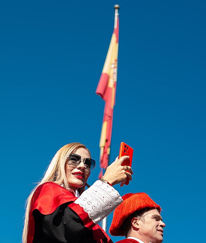 Imagen secundaria 2 - Detalles de la inauguración del curso en la UGR.