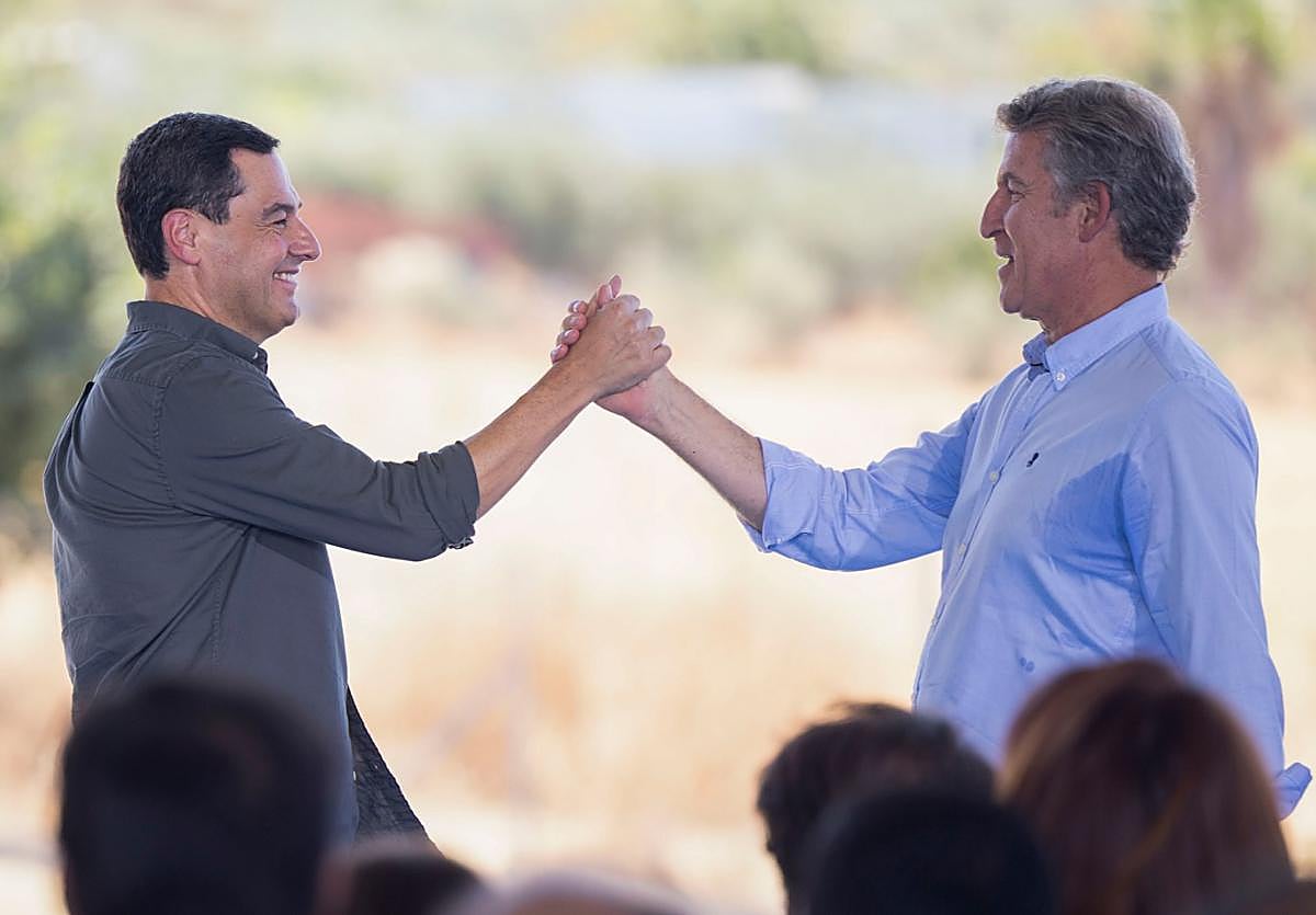 El presidente del Partido Popular regional y la Junta de Andalucía, Juanma Moreno (i), y el presidente del PP, Alberto Núñez Feijóo, este viernes en Alhaurín el Grande.