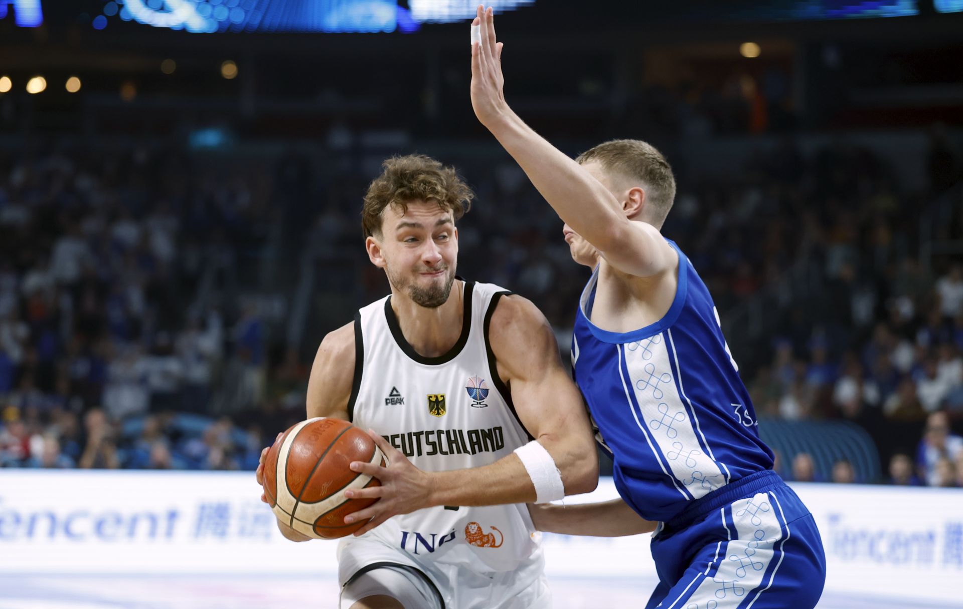 Elias Valtonen defiende a Wagner en la semifinal contra Alemania.