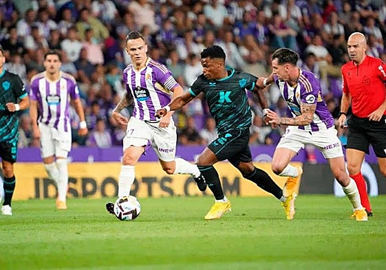 Ramazani avanza con el balón en el último partido en Pucela.