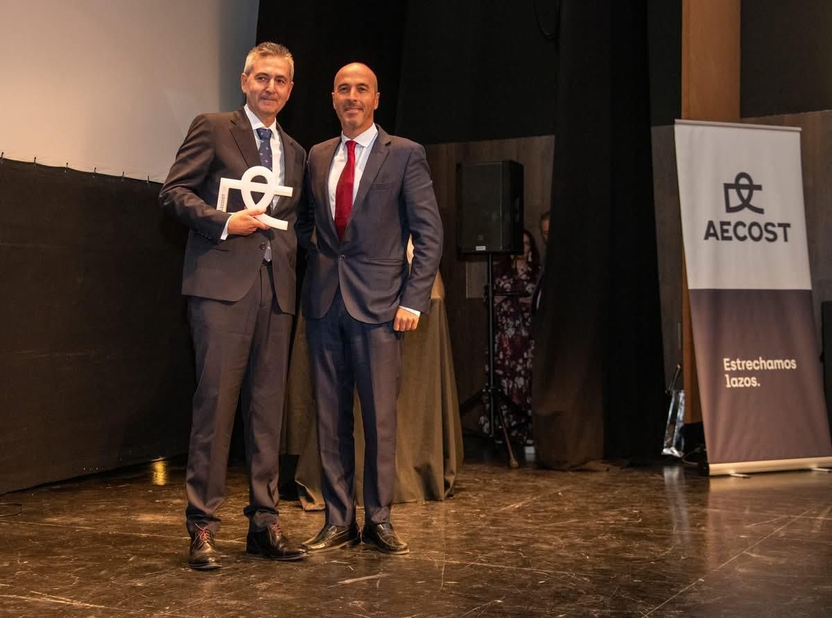 Jesús García Puertas recibió su premio de manos de Alfonso Zamora.