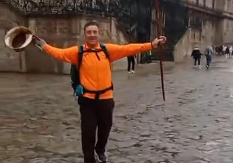 Albuñol se emociona con la llegada de su vecino Miguel a Santiago tras caminar 1.200 kilómetros