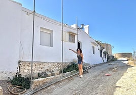 La hermana de Miguel Ángel señala la ventana de su habitación.