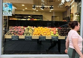 El habitualmente cotizado mango, a precio de chirimoya, en una frutería del centro de Granada.