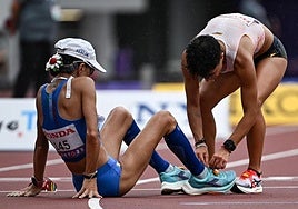 María Pérez desata los cordones de las zapatillas de Antonella Palmisano.