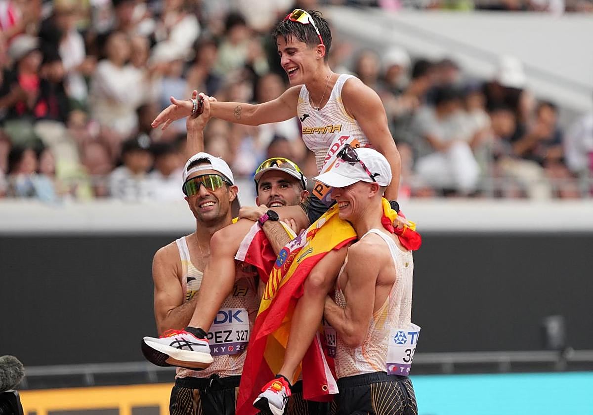María Pérez, a hombros de sus compañeros en el estadio nacional de Japón.