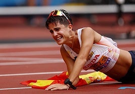María Pérez rompe a llorar tras cruzar la meta de los 35 kilómetros marcha del Mundial de Tokio.