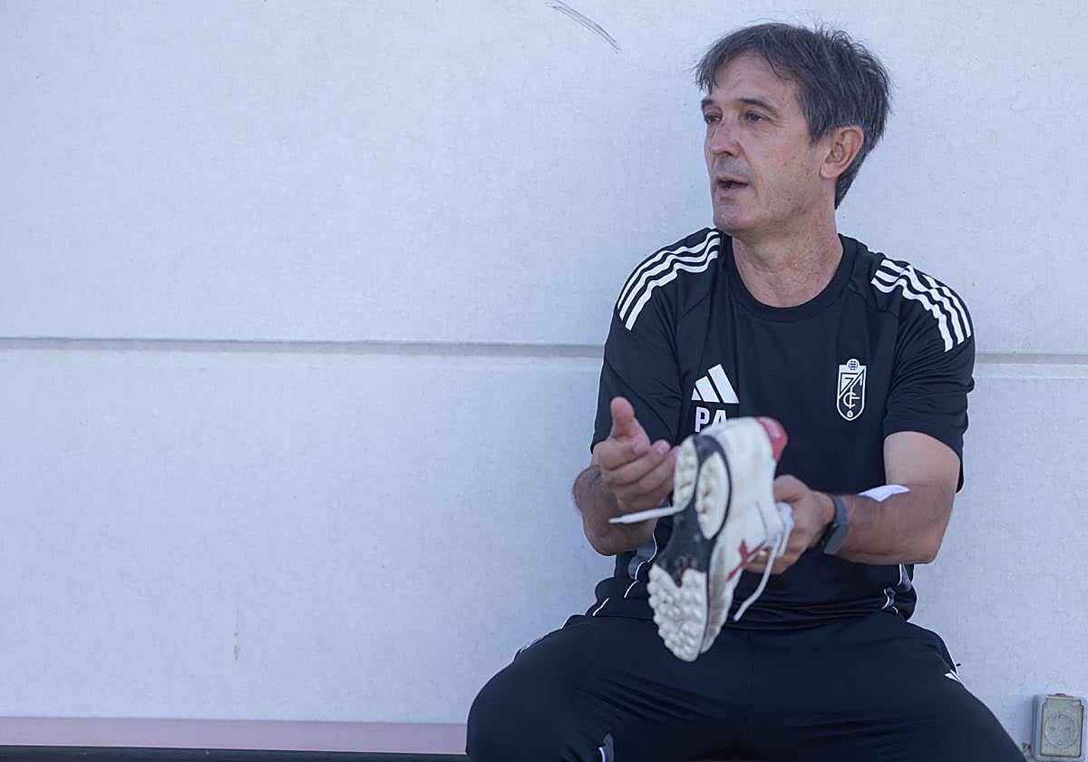 Pacheta muestra la suela de sus botas.