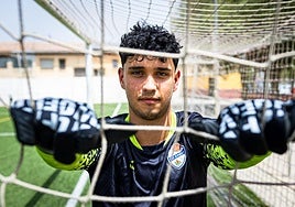 El joven posa en una de las porterías del campo Miguel Prieto de su pueblo.