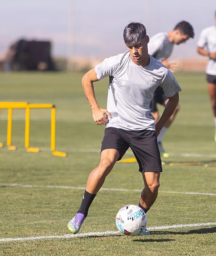 Imagen secundaria 2 - Arriba, Bouldini. A la izquierda, Diallo. A la derecha, Samu Cortés. 