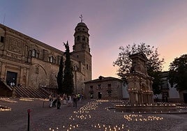 Uno de los enclaves más especiales de Baeza alumbrado por las velas.