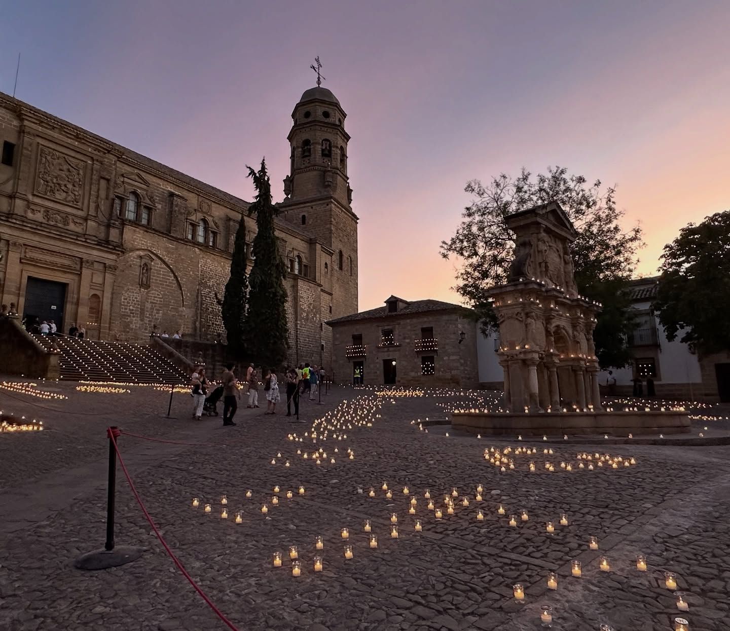 Uno de los enclaves más especiales de Baeza alumbrado por las velas.