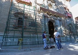 Preparativos para la ofrenda floral a la Virgen de las Angustias.