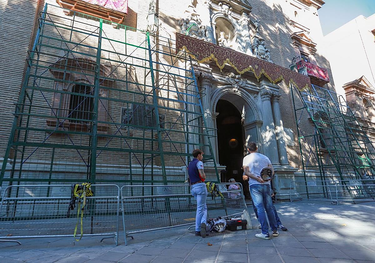 Preparativos para la ofrenda floral a la Virgen de las Angustias.