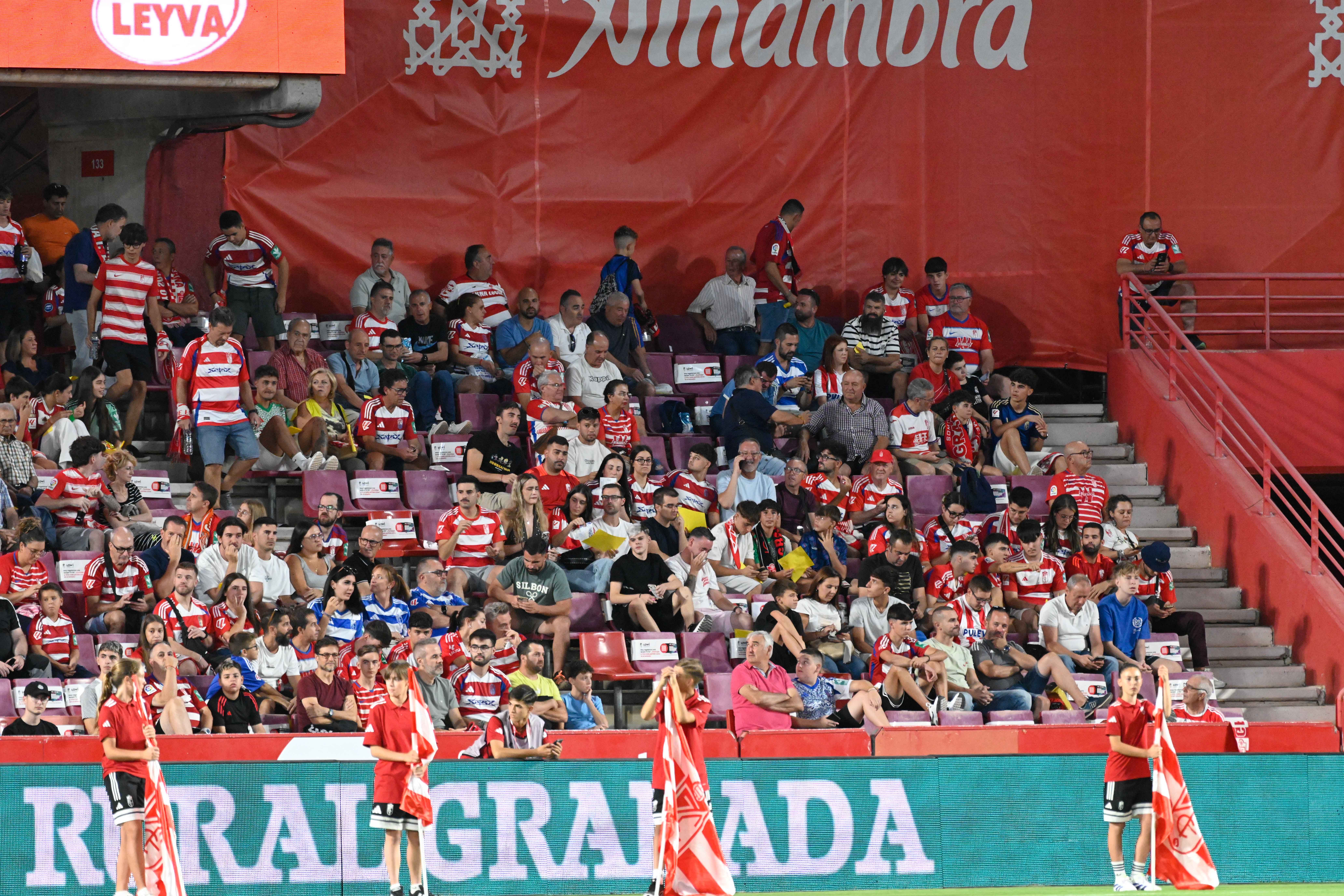 Búscate en la grada del Granada-Leganés
