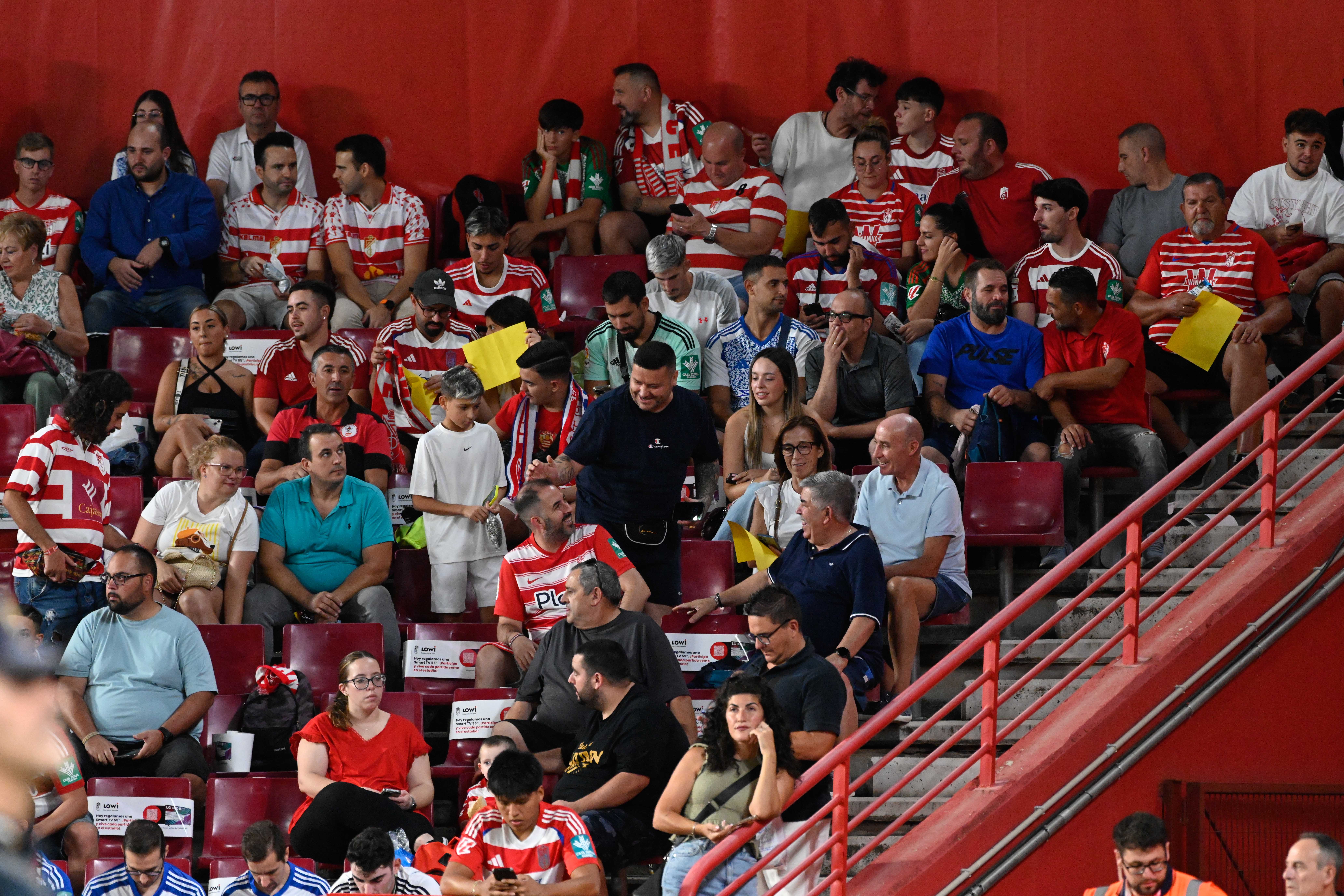 Búscate en la grada del Granada-Leganés