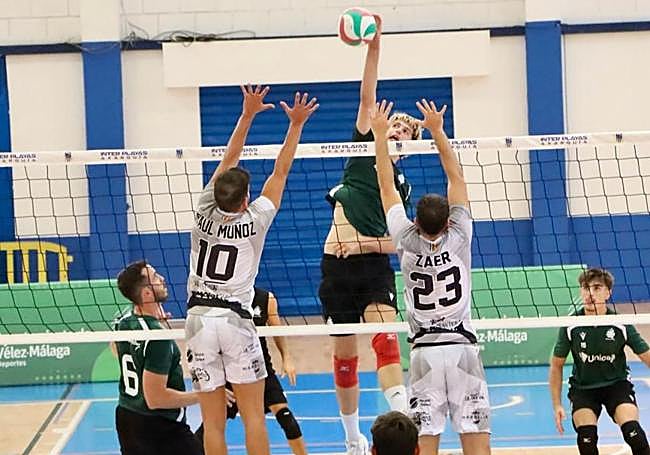 Arriba, Joaquín Cañadas supera el bloqueo de Raúl Muñoz y de Zaer. Abajo, plantilla blanquiverde que gana su vigésima Copa de Andalucía.