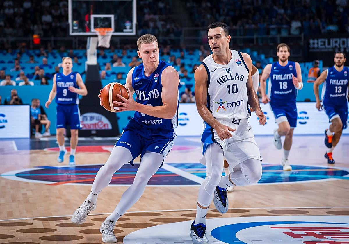 Elias Valtonen (i) penetra hacia el aro ante Kostas Sloukas.