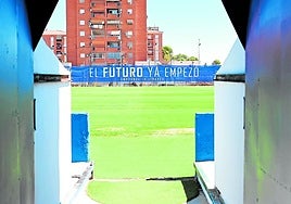 Salida del túnel de vestuario del estadio de Linarejos, con la gran lona en la grada de enfrente.