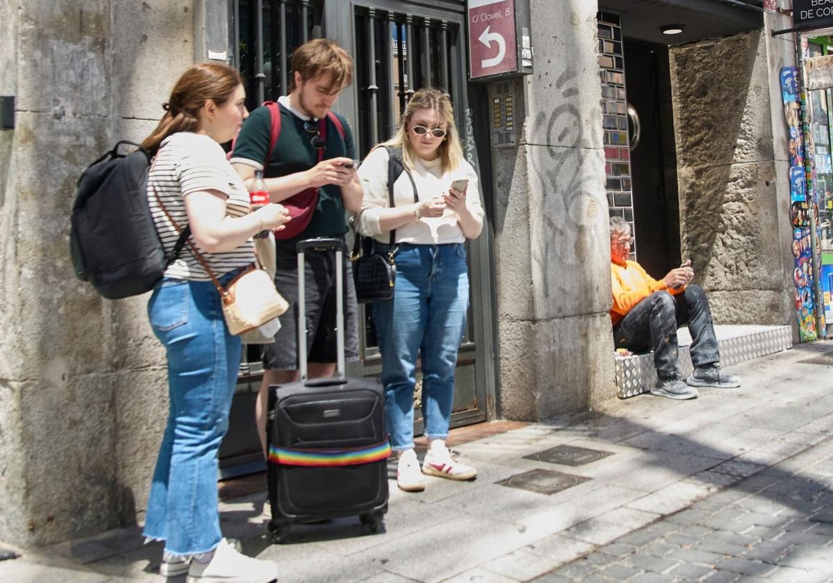 El Gobierno deja a 1.250 pisos turísticos de Granada sin permisos y obliga a retirar sus anuncios 