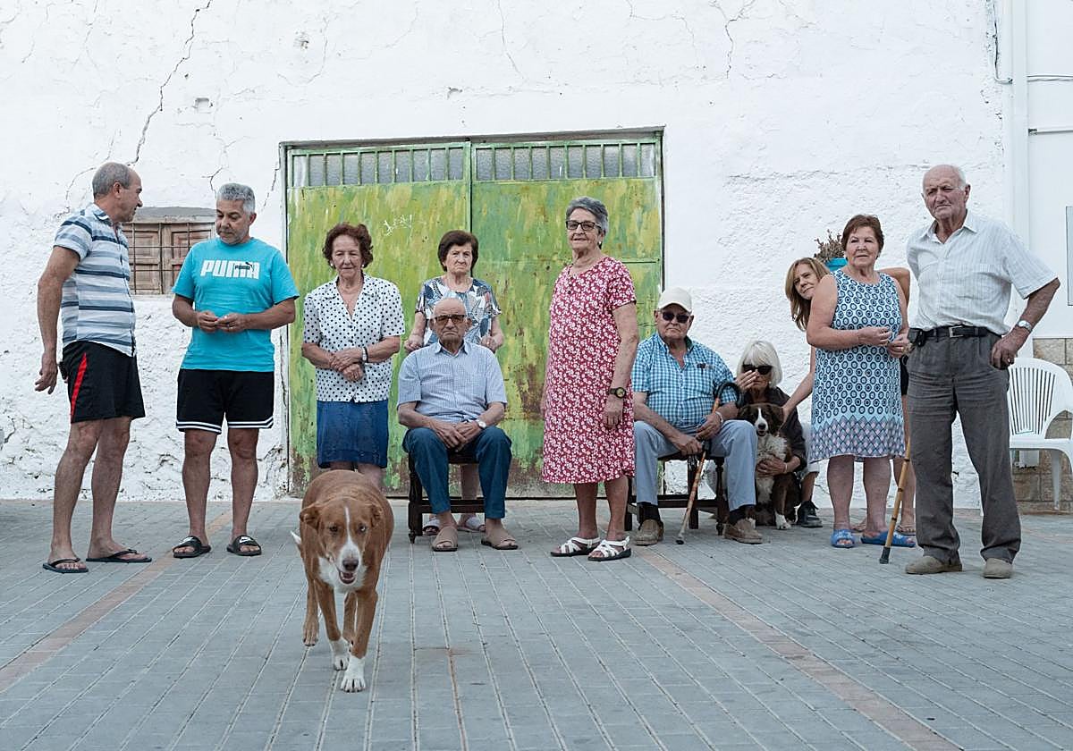 Vecinos de Valenzuela, en la plaza del pueblo.