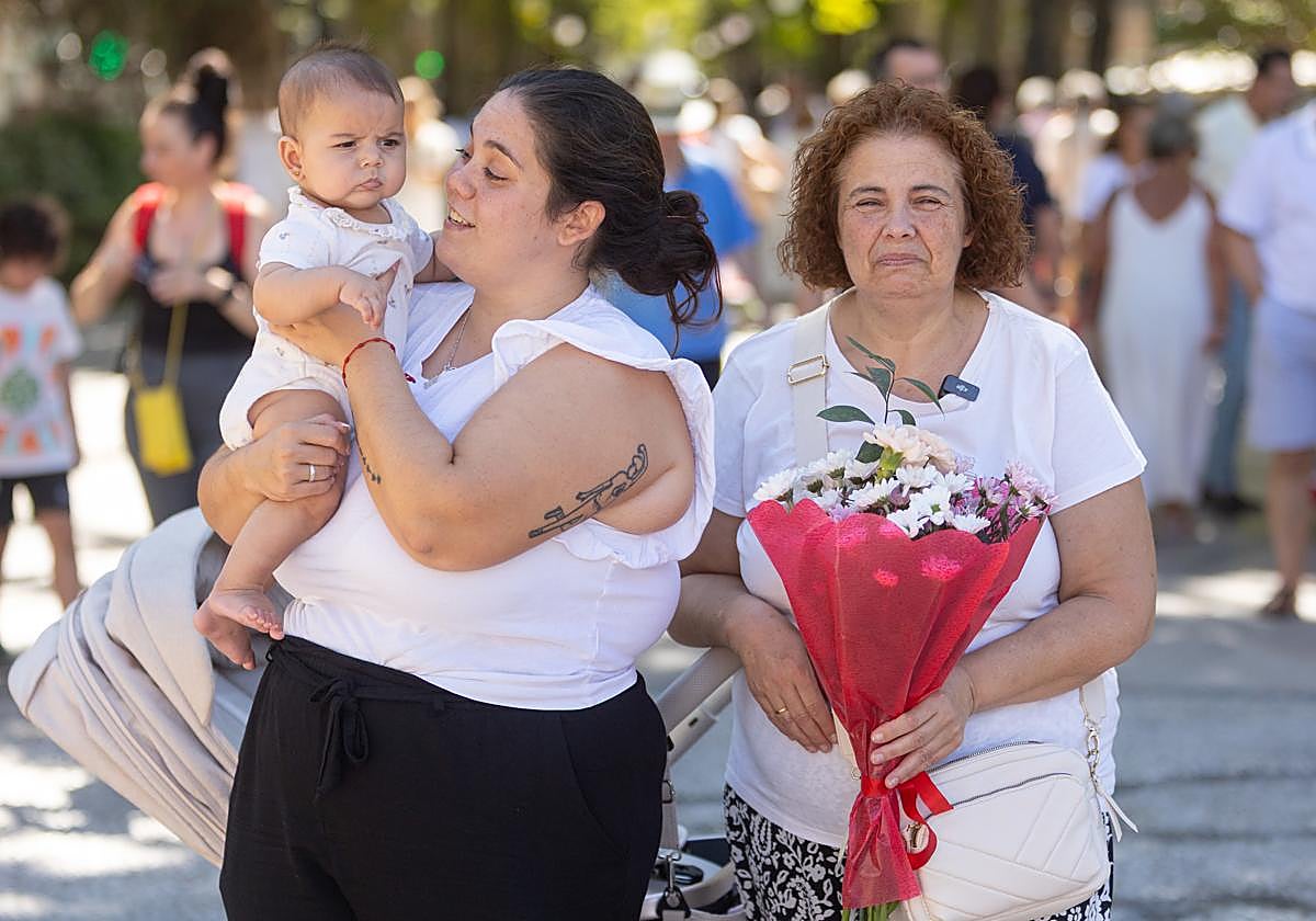 Manuela acude a su primera ofrenda floral junto a su abuela y su madre