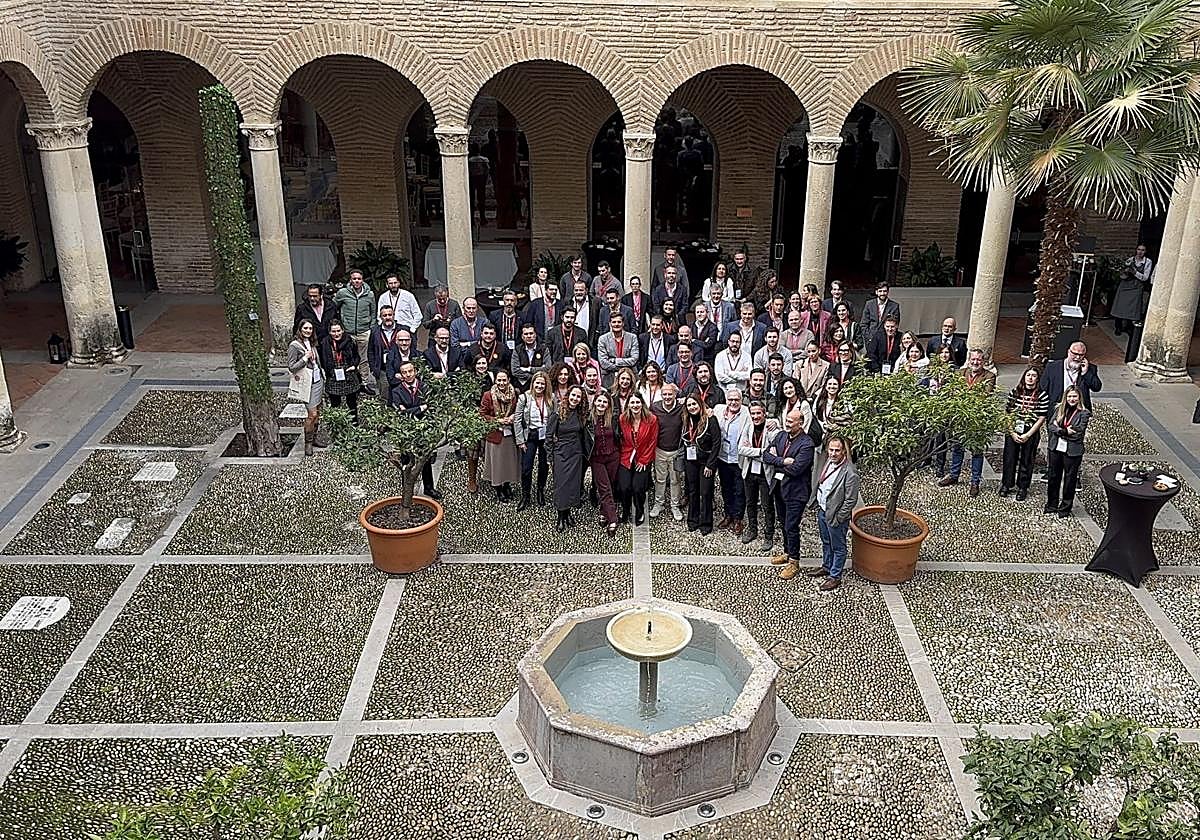 Participantes posan en la última edición del Foro de directores comerciales del Club Cámara Granada.