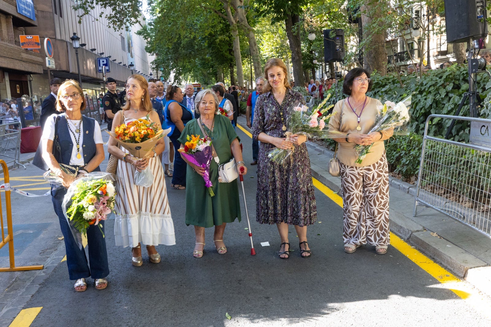 La ofrenda floral a la Virgen de las Angustias, en imágenes
