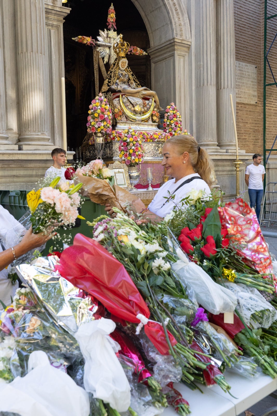 La ofrenda floral a la Virgen de las Angustias, en imágenes