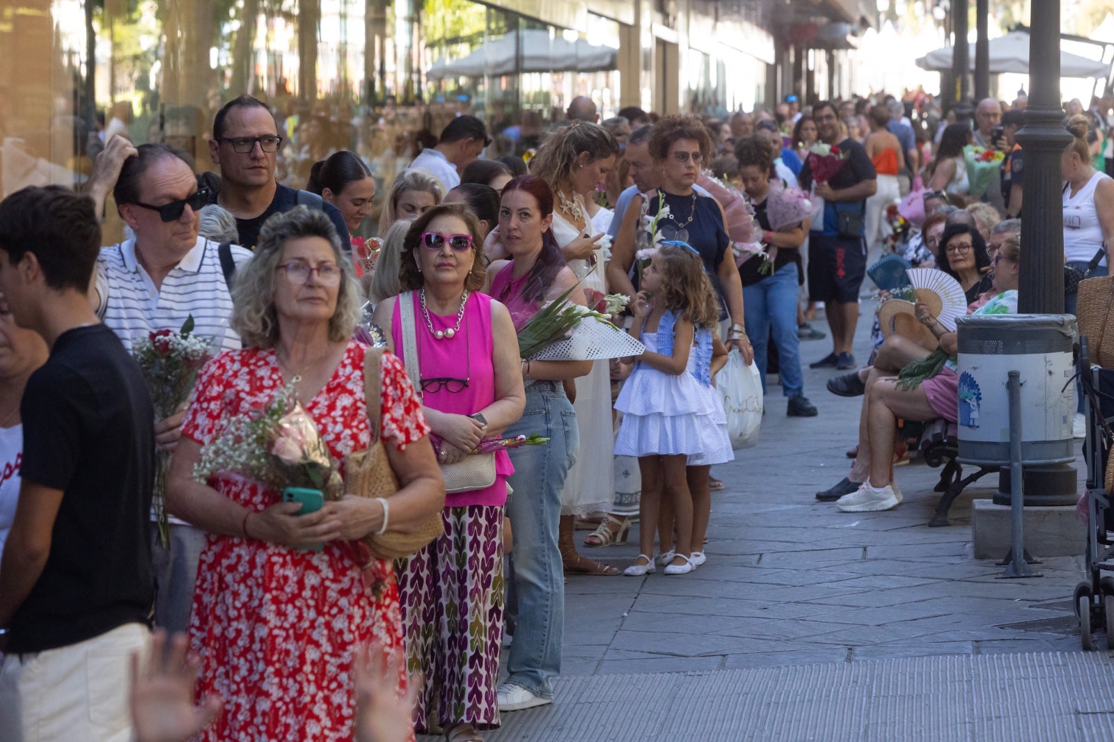 La ofrenda floral a la Virgen de las Angustias, en imágenes