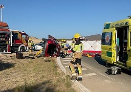 Dos muertos y un herido al colisionar un camión y un turismo en Cuevas del Almanzora.