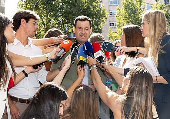 Juanma Moreno, a su llegada a la reunión de la ejecutiva nacional del Partido Popular. Eduardo Parra.