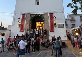 Miles de peregrinos acompañan al Santo Cristo del Bosque en Bacares