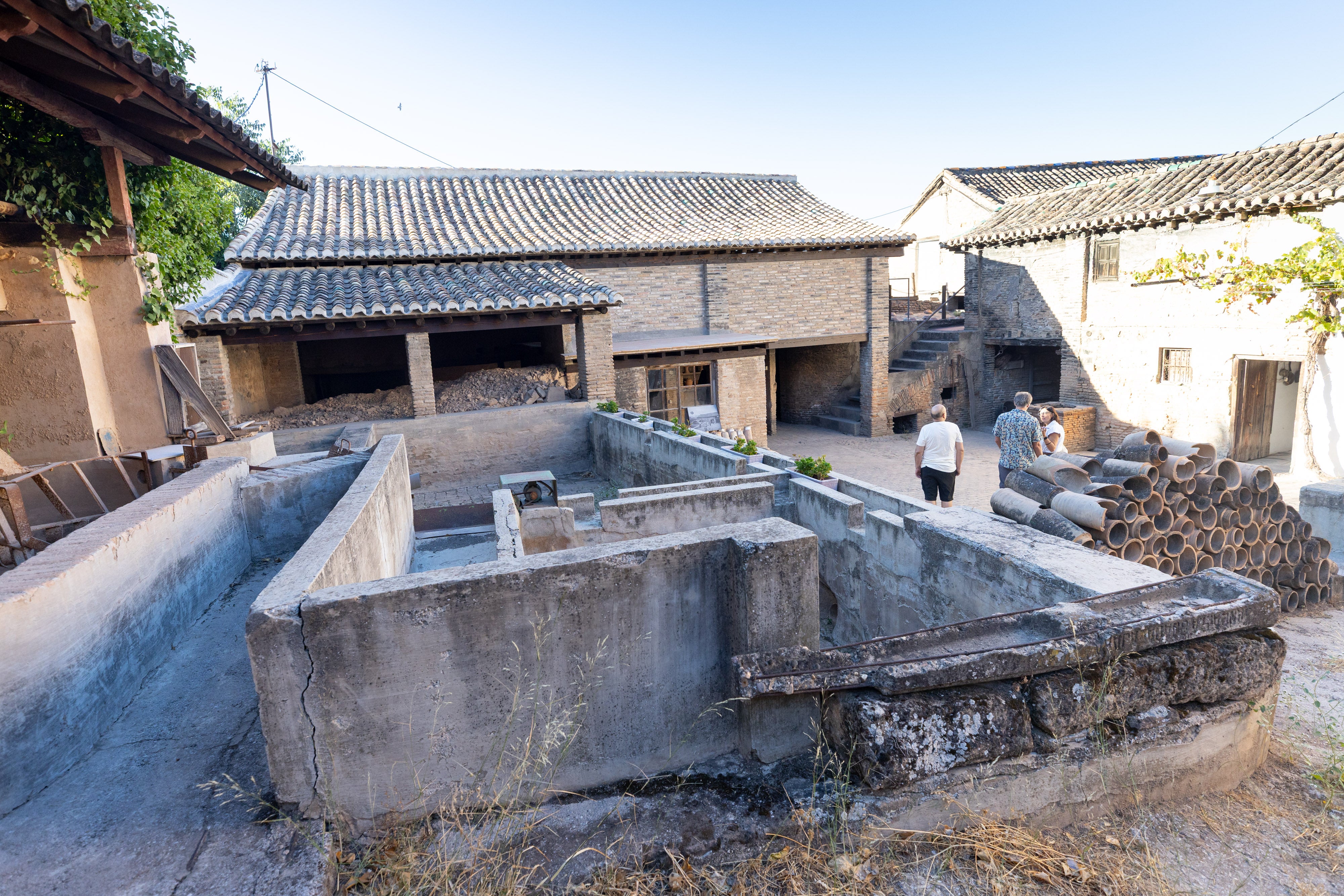 Imagen principal - Detalles del antiguo alfar, que se conserva tal y como lo dejó Cecilio en los años setenta